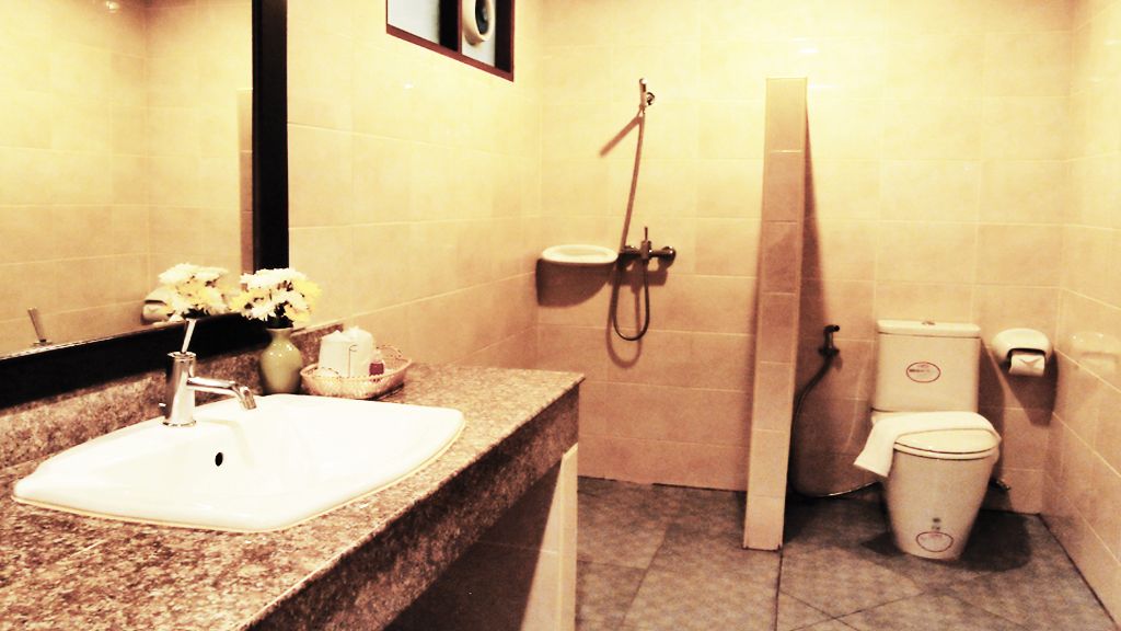 standard room | bathroom | shower, free toiletries, towels