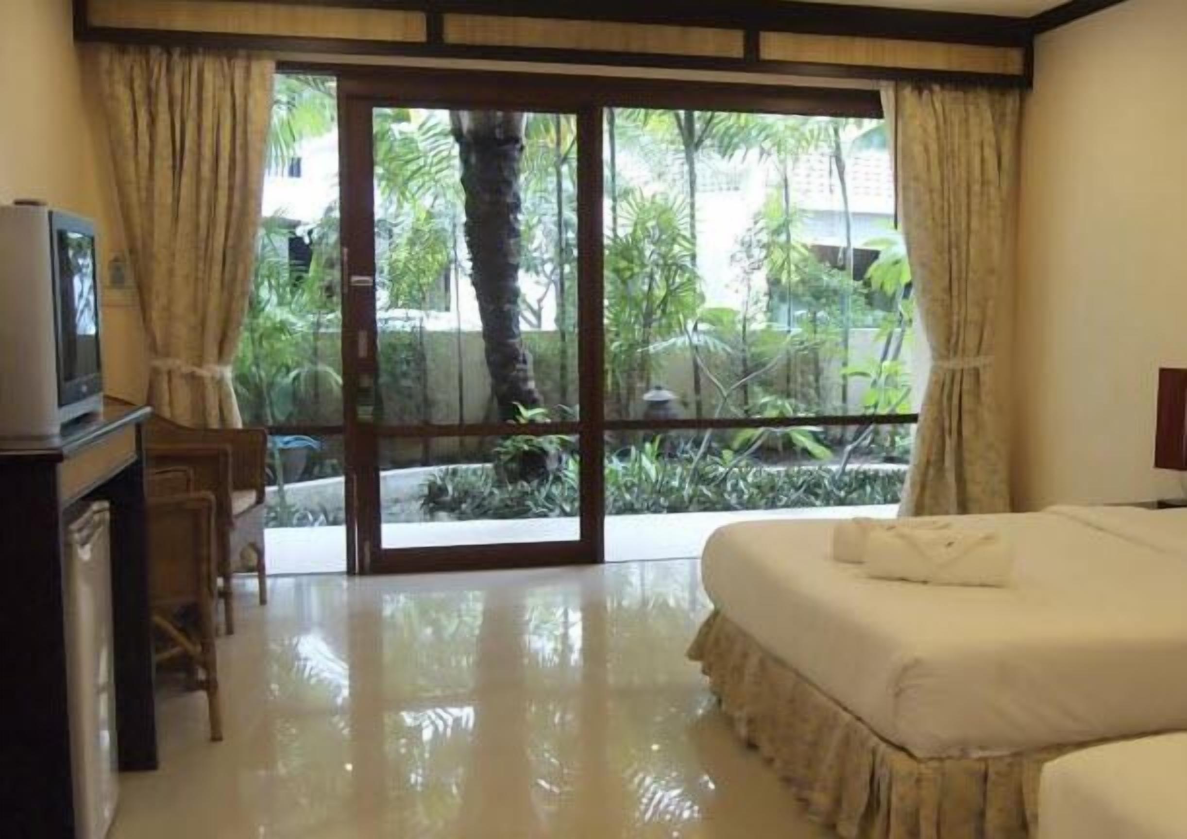 family room | in-room safe, rollaway beds, free wifi, bed sheets