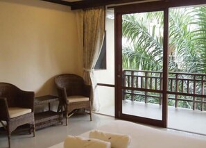 Standard Room with Balcony | 起居區 | 電視