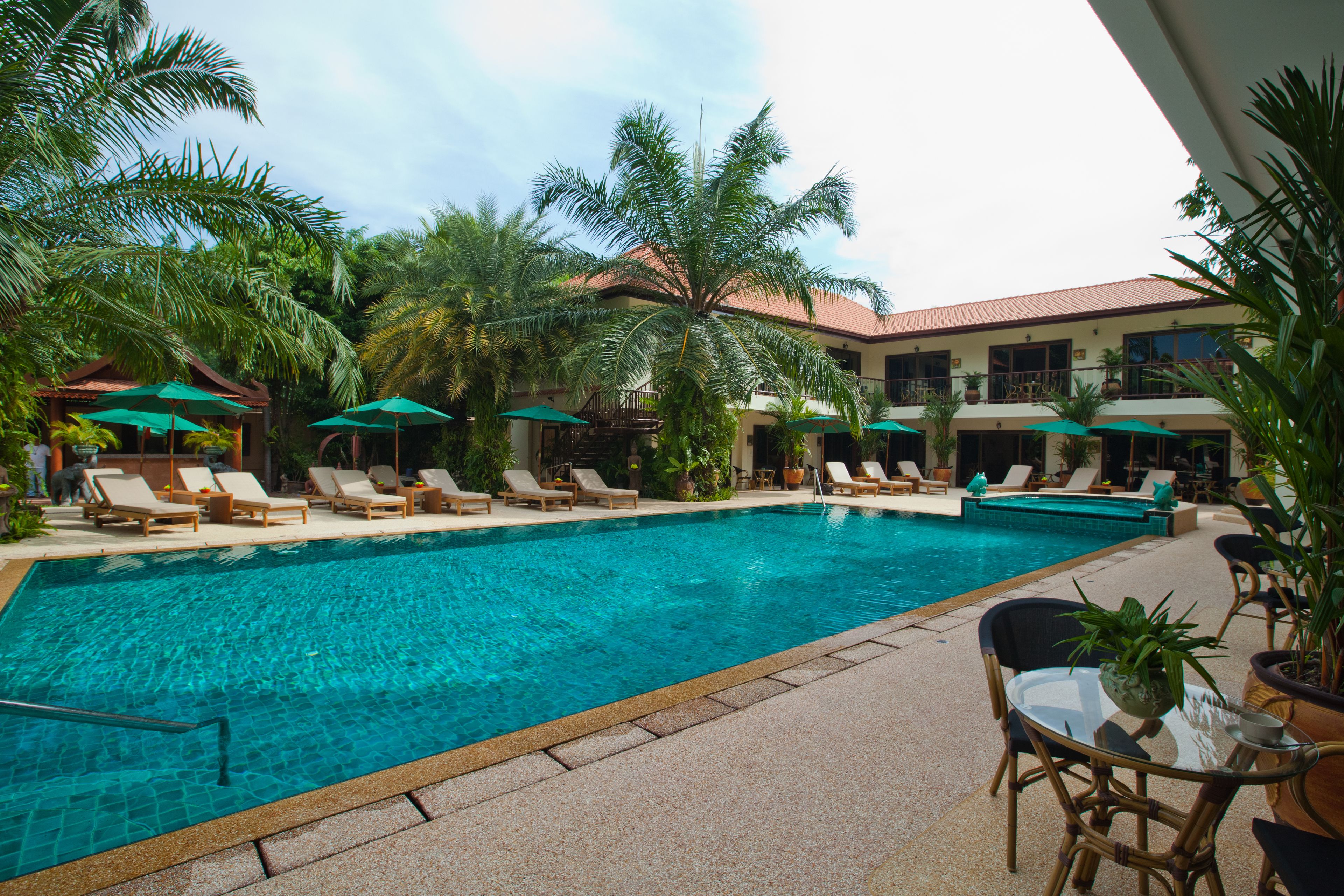 Kolam renang outdoor, dengan payung kolam renang dan kursi berjemur