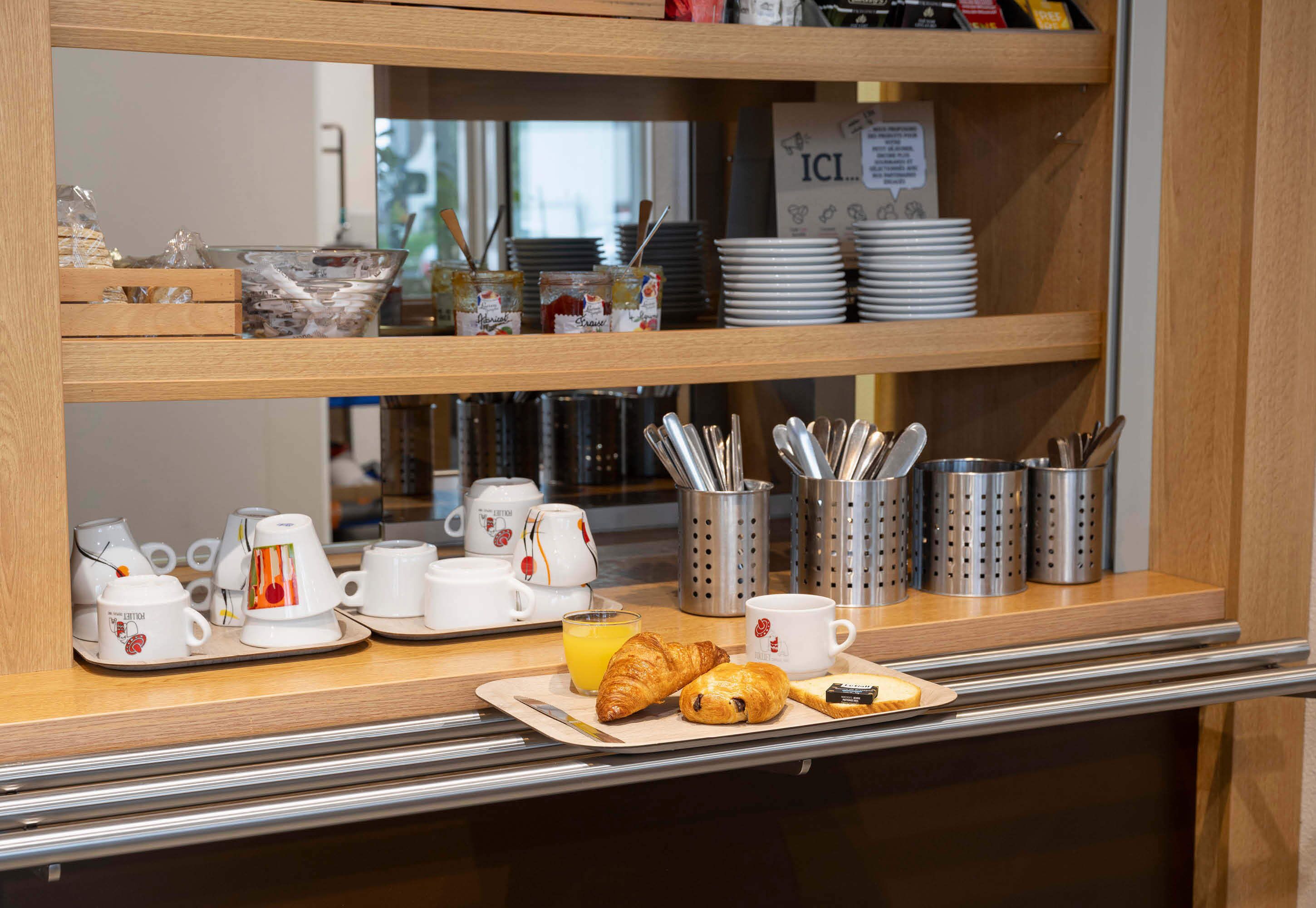 daily buffet breakfast for a fee