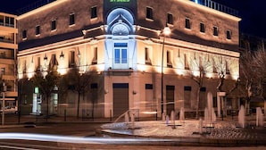Un edificio con un letrero que dice 'ibis Styles' de noche.