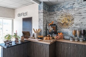 Bữa sáng buffet hàng ngày (13.90 EUR/mỗi người)