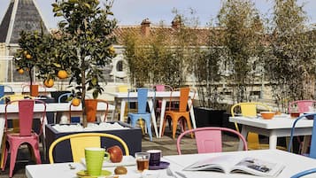 Daily buffet breakfast (EUR 13.90 per person)