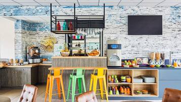 Dagelijks ontbijtbuffet (EUR 13.90 per persoon)