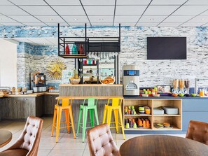 Free daily buffet breakfast - Ibis Styles Hyères Rooftop & Spa (Hyères)