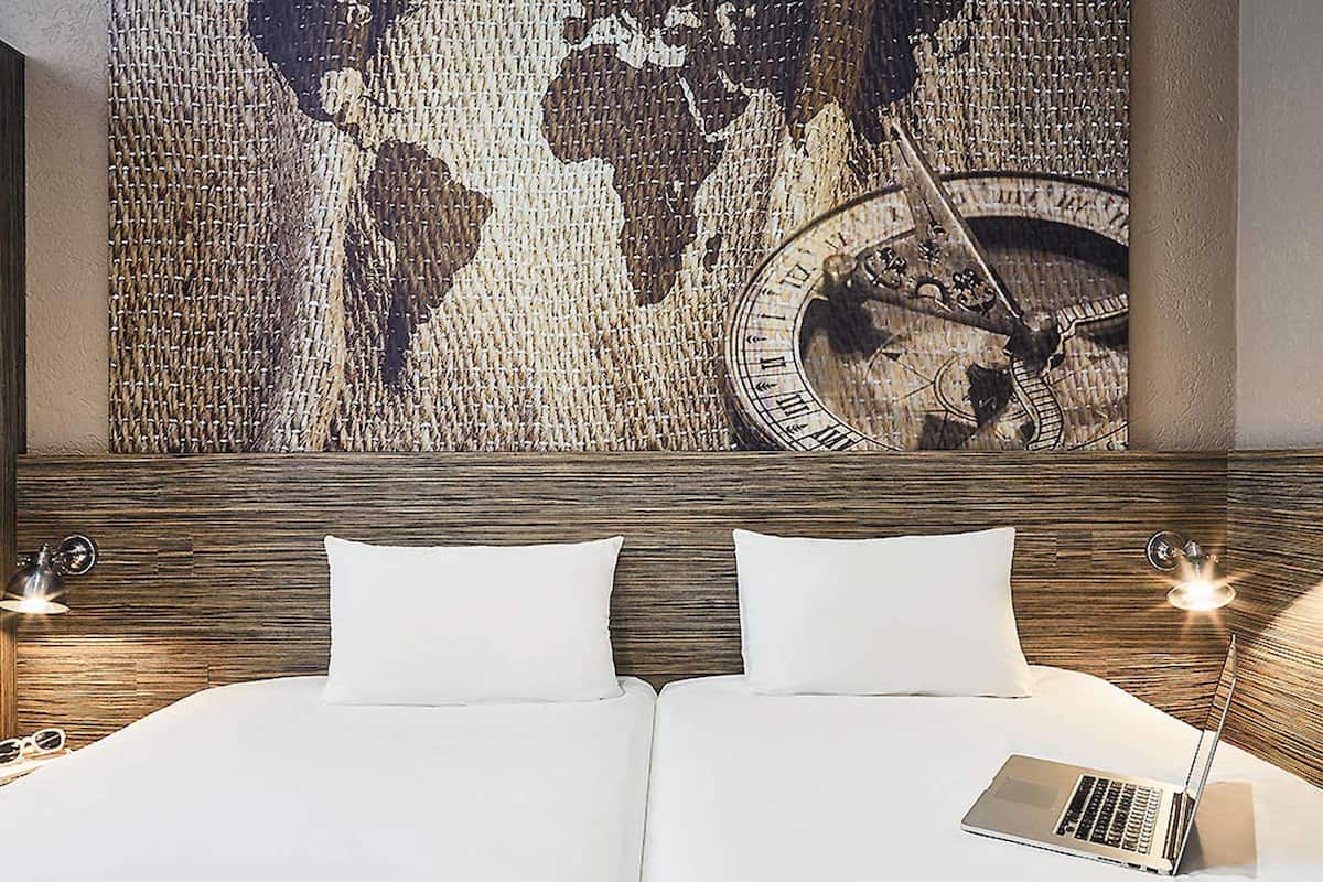 Habitación estándar, 2 camas individuales | Ropa de cama de alta calidad, escritorio y cortinas blackout