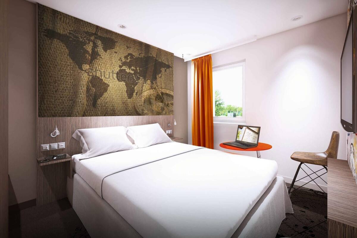 Phòng Tiêu chuẩn, 1 giường đôi | Bộ đồ giường cao cấp, bàn, màn/rèm cản sáng, phòng cách âm