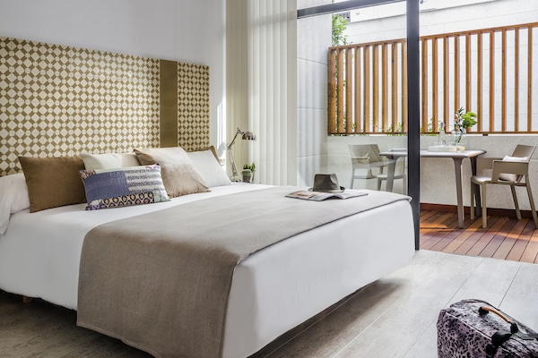 Caja fuerte, escritorio, cortinas opacas y sistema de insonorización