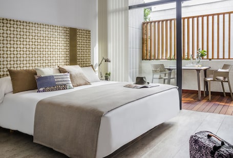 Caja de seguridad en la habitación, escritorio y cortinas blackout