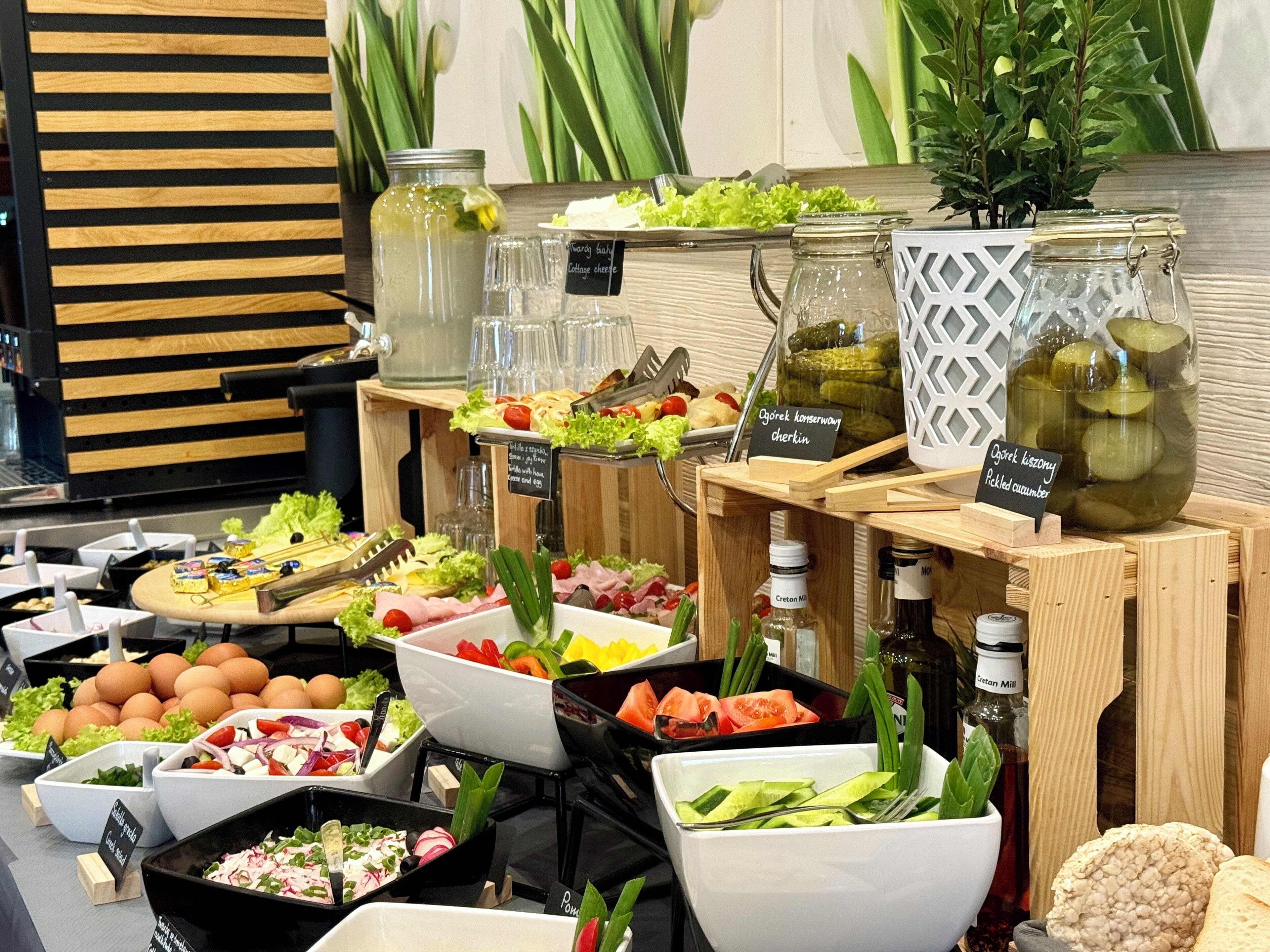 daily buffet breakfast (pln 49 per person)