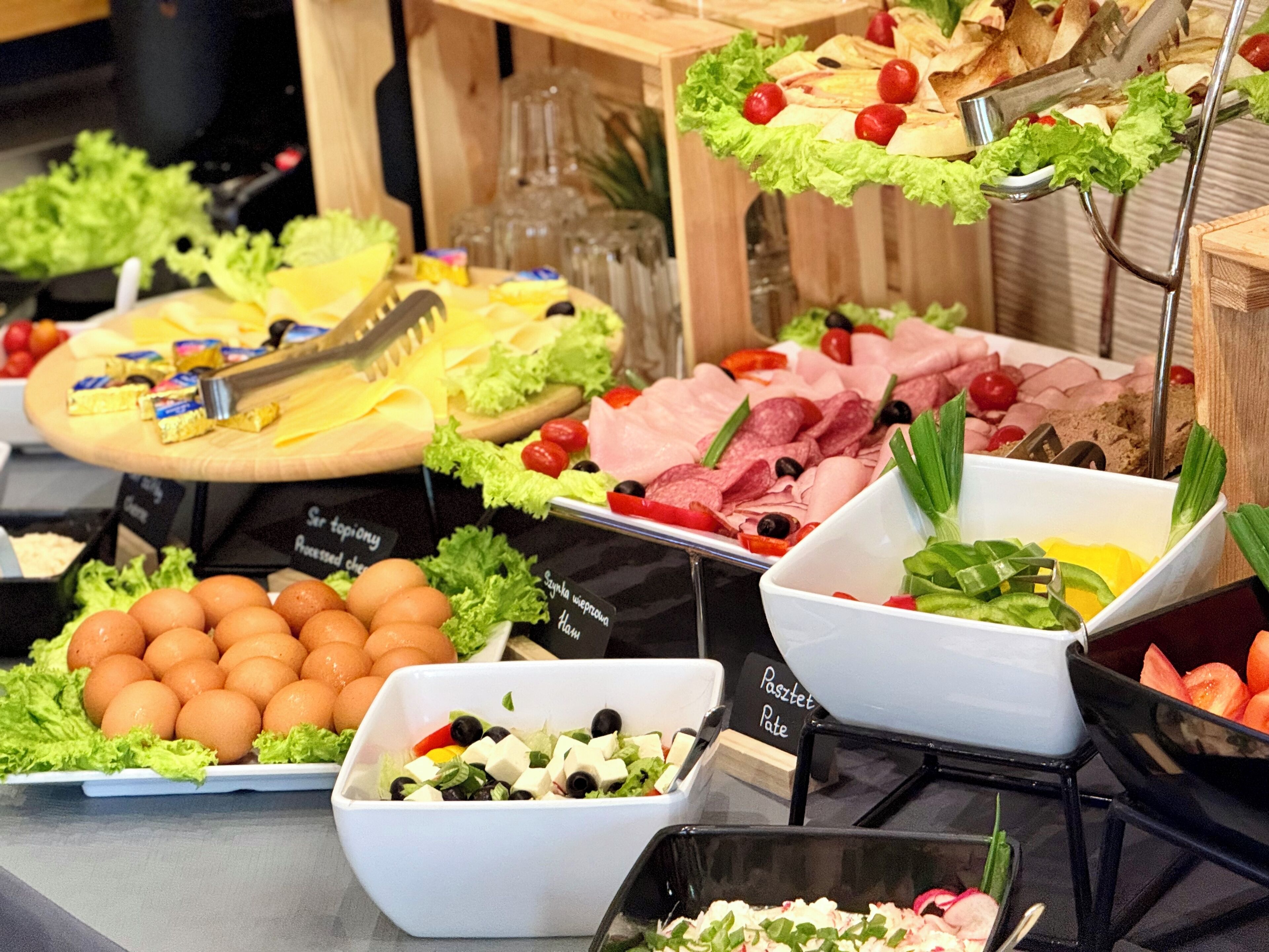 daily buffet breakfast (pln 49 per person)