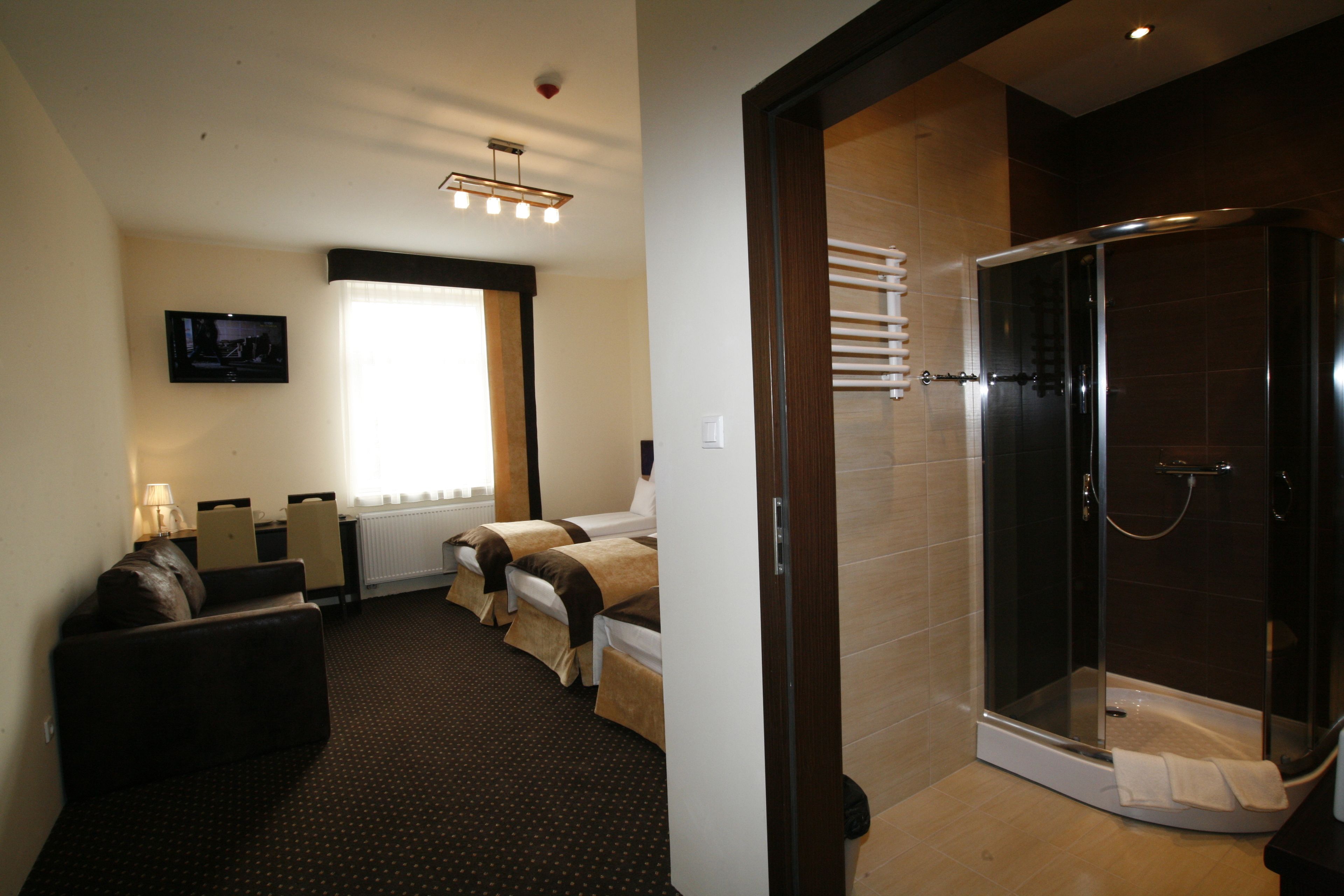 Bureau, fer et planche à repasser, lits bébé (en supplément)