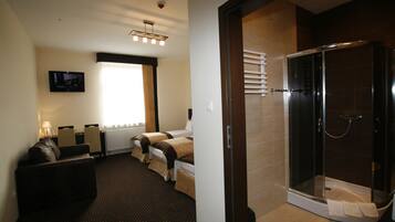 Driepersoonskamer | Een bureau, een strijkplank/strijkijzer, babybedden (toeslag)