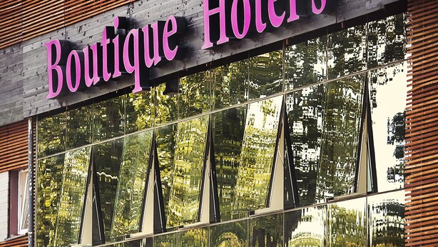 A building with a sign reading "Boutique Hotel's" and large reflective windows. - Boutique Hotel’s I Milionowa (Lodz)
