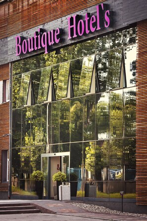 A building with a sign reading "Boutique Hotel's" and large reflective windows. - Boutique Hotel’s I Milionowa (Lodz)