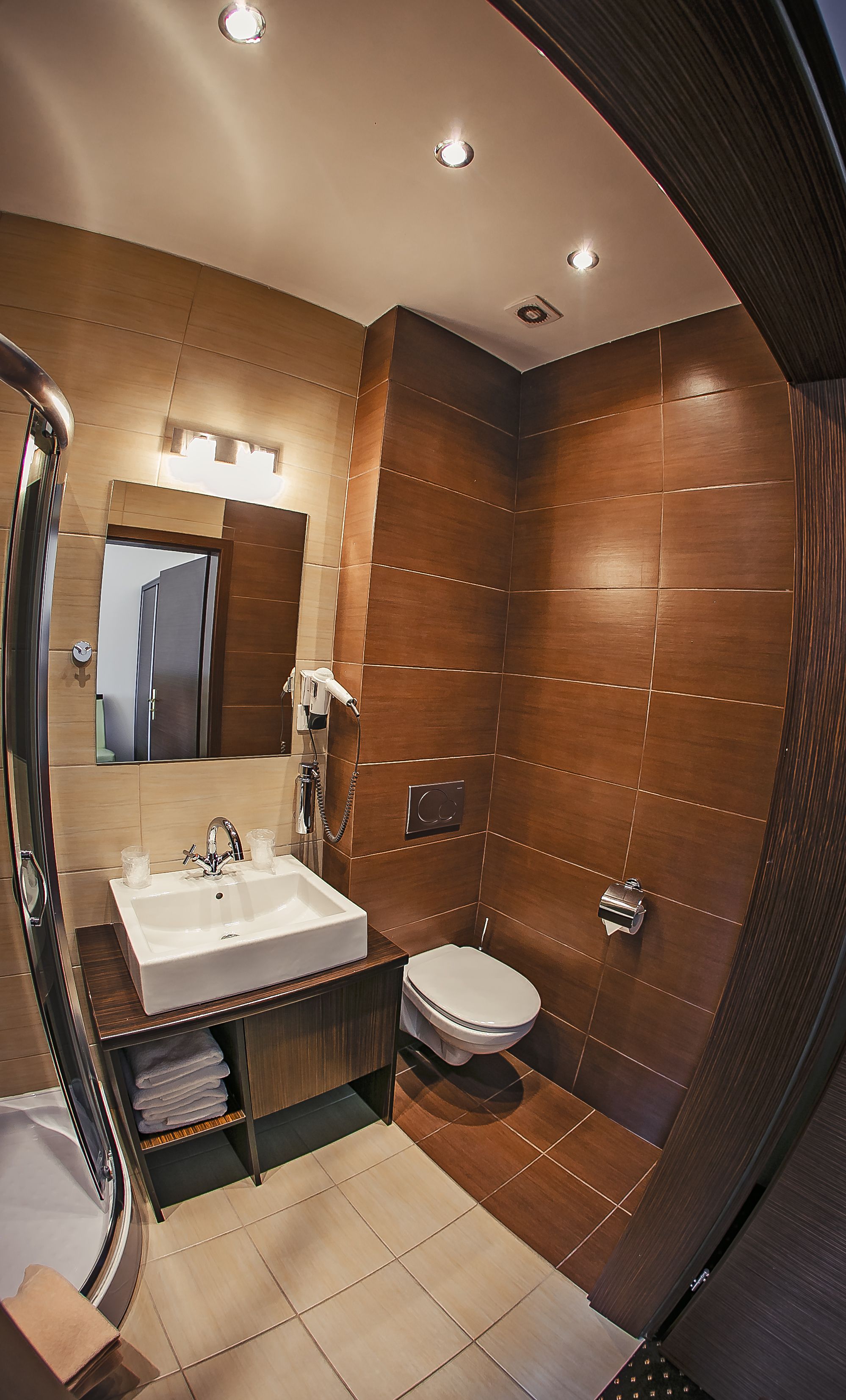 standard single room | bathroom | shower, hair dryer, towels