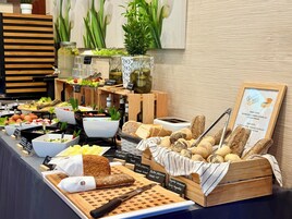 Daily buffet breakfast (PLN 49 per person)