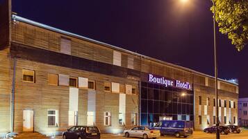 Façana frontal de l'allotjament (vespre/nit)