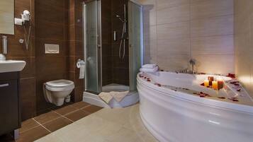 Skrivebord, lydisolert, strykejern/-brett og wi-fi (inkludert)