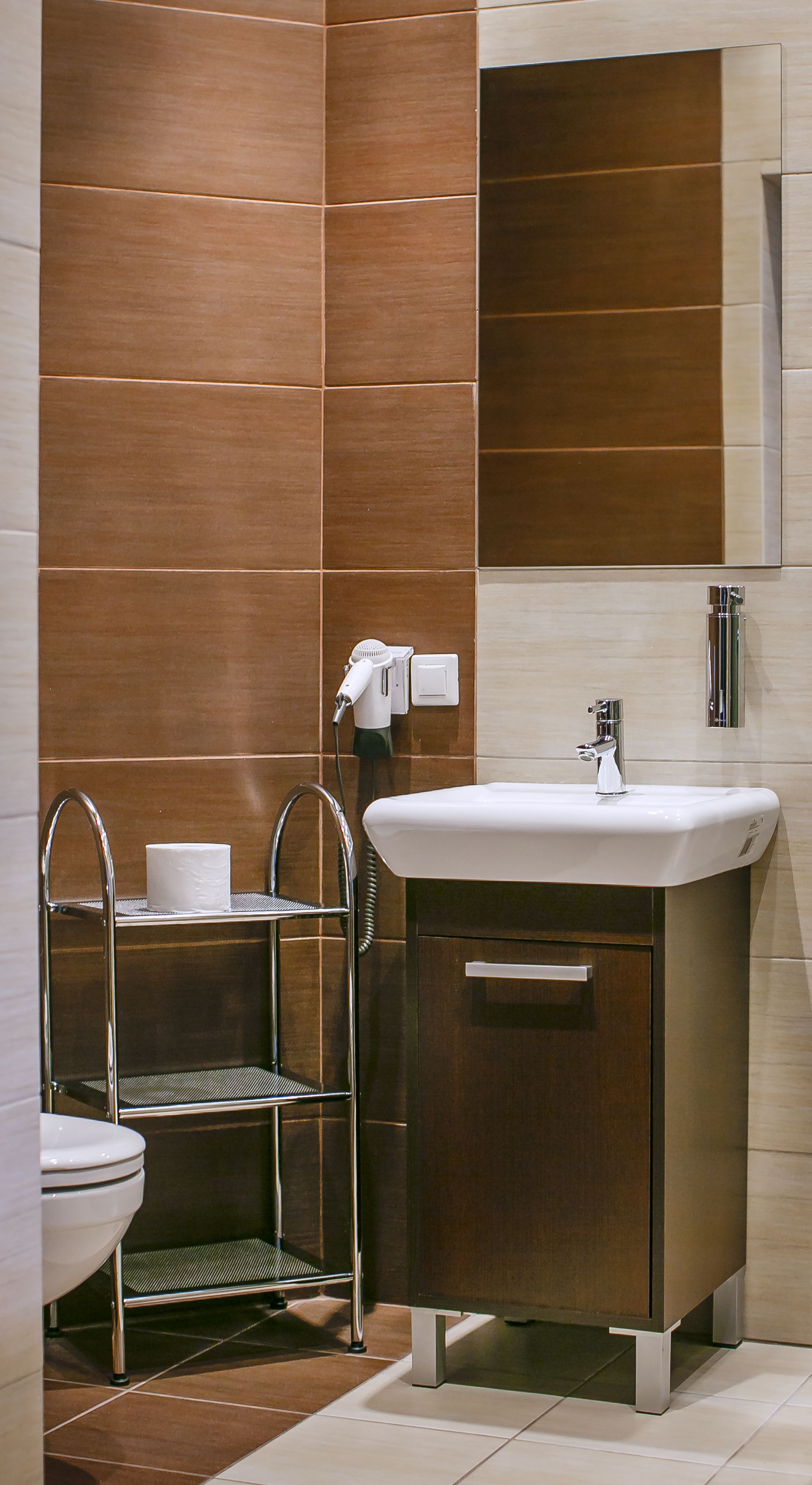 Un baño de diseño moderno, con lavamanos, inodoro y toallero.
