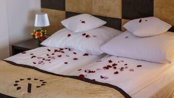 Een bureau, geluiddichte muren, een strijkplank/strijkijzer, gratis wifi