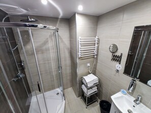 Apartamento, 2 habitaciones, no fumadores | Baño | Ducha, artículos de higiene personal gratuitos y secador de pelo