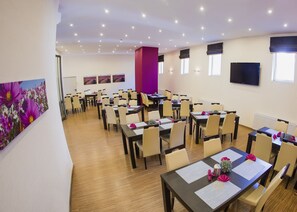 Se ofrece un desayuno bufé (49 PLN por persona)