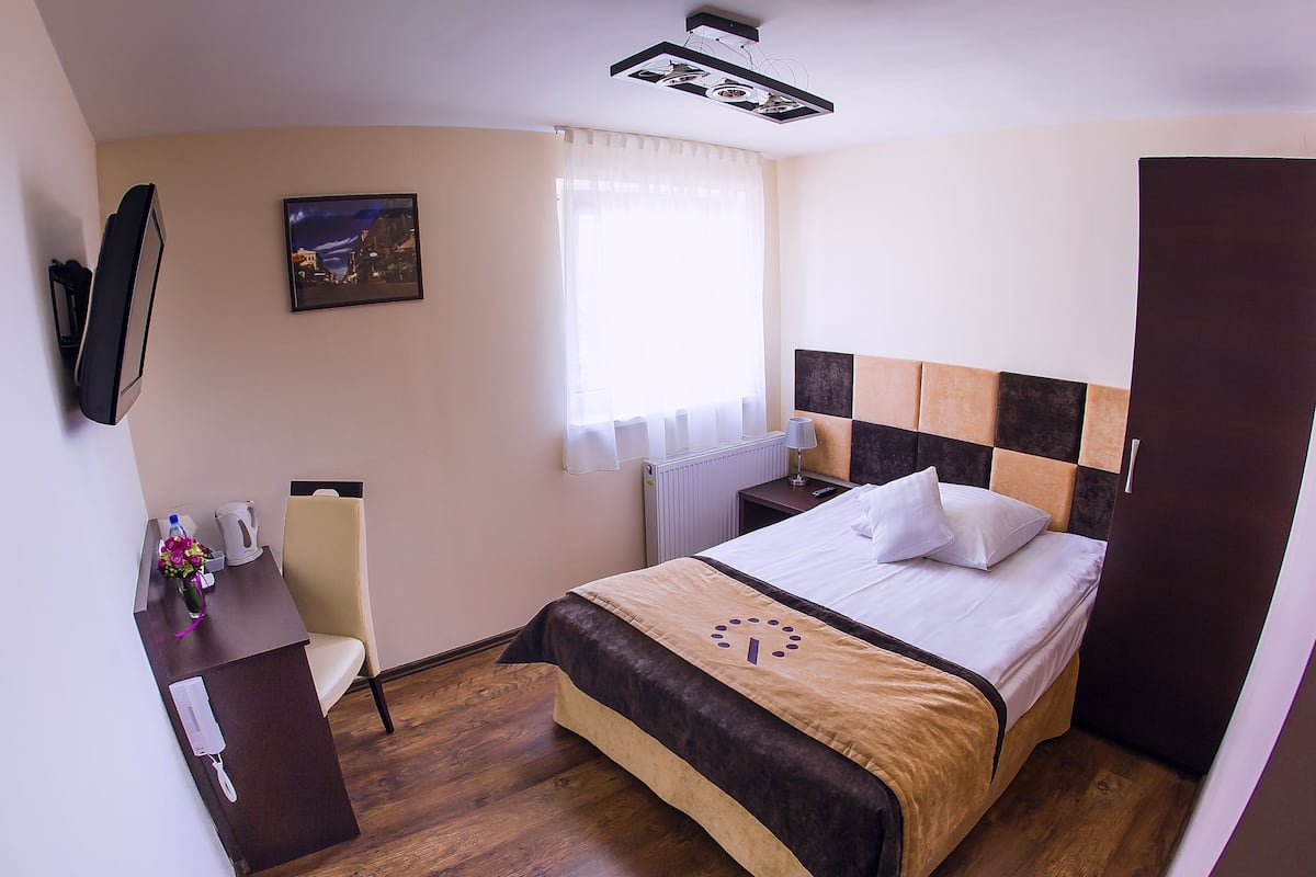 Chambre Simple | Bureau, chambres insonorisées, Wi-Fi gratuit, draps fournis