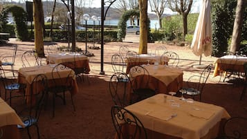 Déjeuner et dîner servis sur place, restauration en plein air 