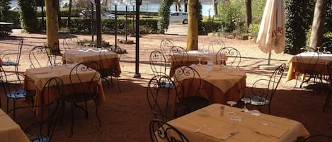 Se sirven almuerzos y cenas, restaurante con mesas al aire libre 