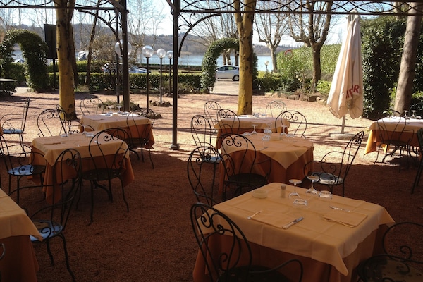 Lunch, dinner served; Italian cuisine, alfresco dining