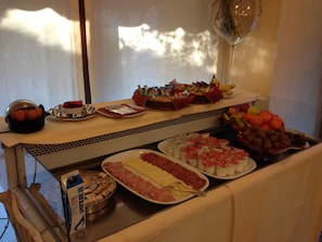 Free daily buffet breakfast  - Hotel Ristorante Vecchia Riva (Varese)