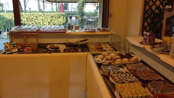 Free daily buffet breakfast
