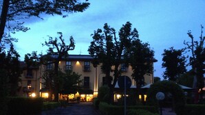 A building with multiple windows and a paved entrance area. - Hotel Ristorante Vecchia Riva (Varese)