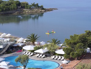 Piscine couverte, 2 piscines extérieures, parasols de plage