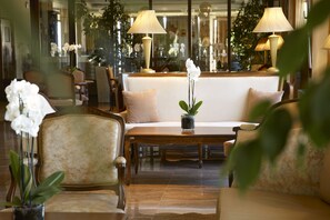 Lobby sitting area - Anthemus Sea Beach Hotel & Spa (Sithonia)