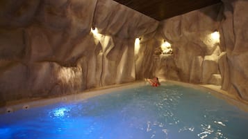 Kolam renang indoor dan 2 kolam renang outdoor