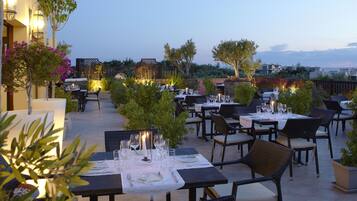 3 restaurants, breakfast, lunch, dinner served; international cuisine