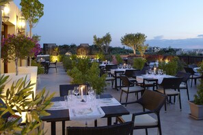 3 restauranter; serverer morgenmad, frokost og internationale retter