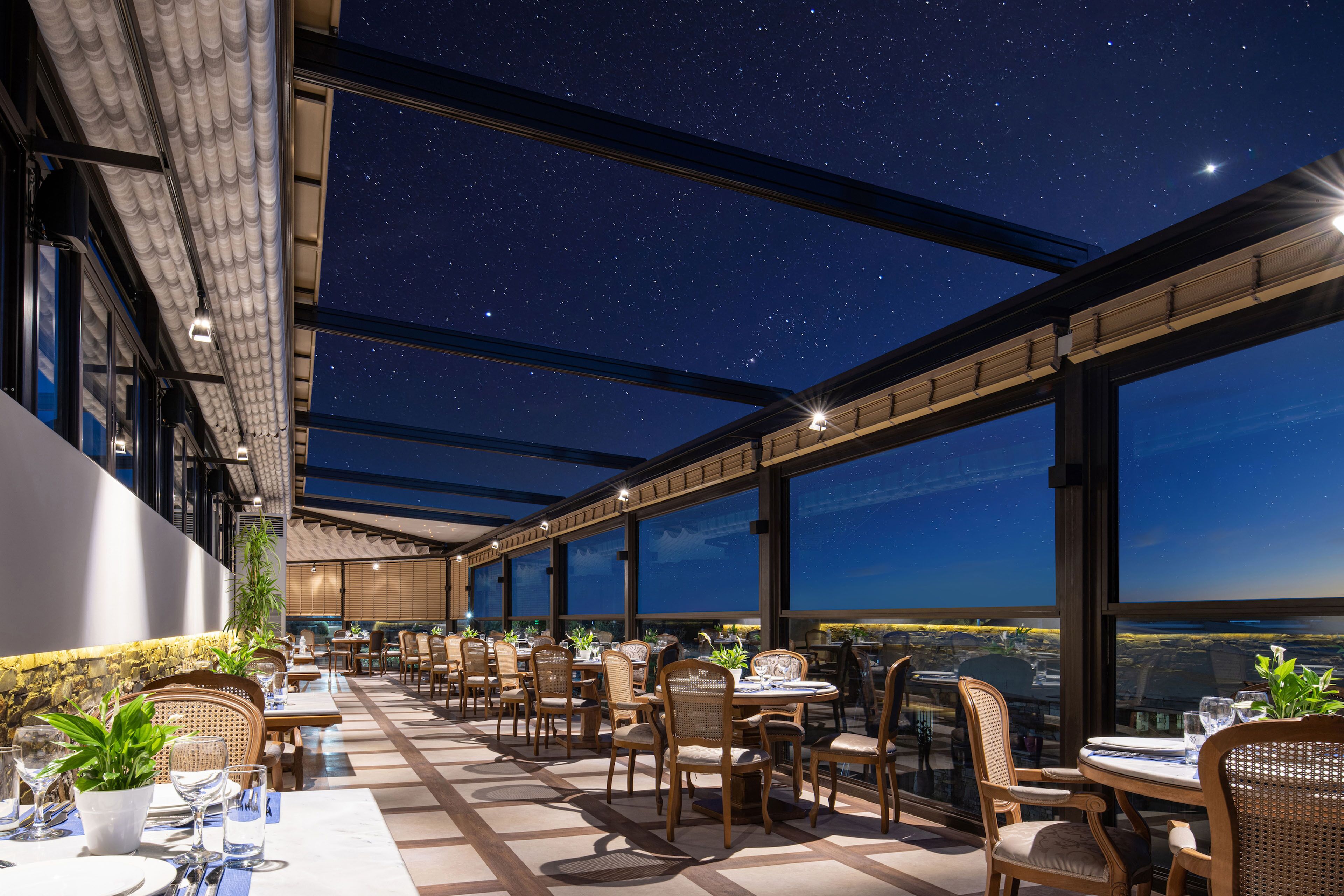 3 restaurants, breakfast, lunch, dinner served; international cuisine