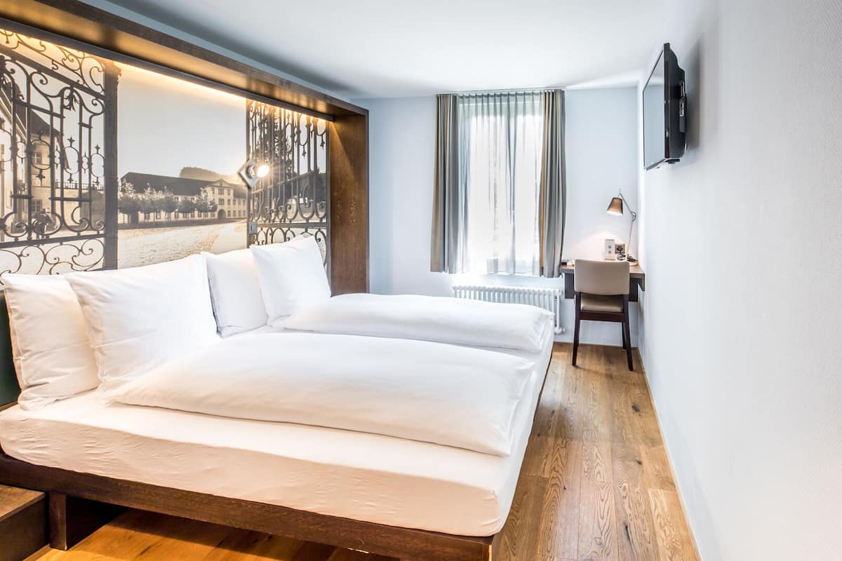 standard double room | 1 bedroom, hypo-allergenic bedding, in-room safe, desk