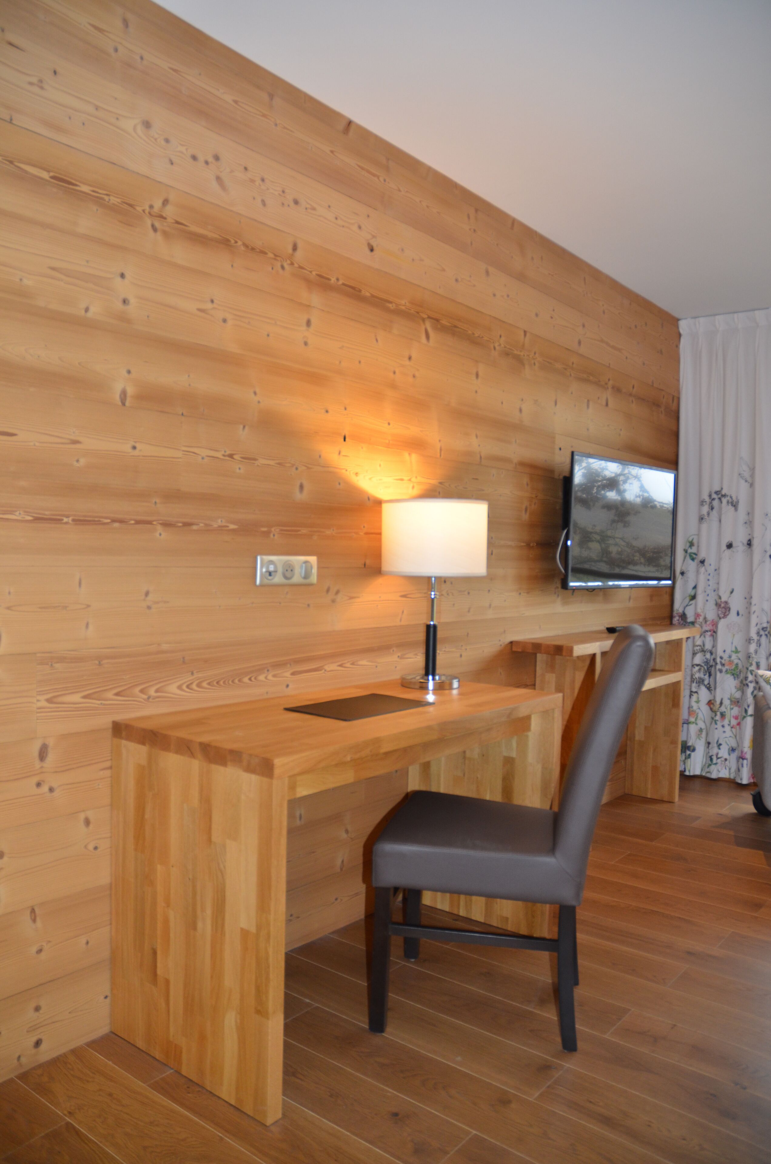 1 bedroom, premium bedding, memory-foam beds, minibar