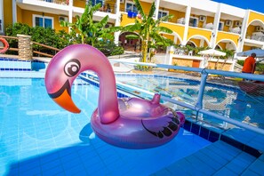 A swimming pool with a pink flamingo float. - Vanessa Hotel (Zakynthos)