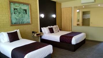 Habitación Confort con 2 camas individuales | Caja fuerte, escritorio, sistema de insonorización