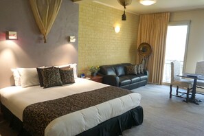 Suite – president, 1 queensize-seng | Safe på rommet, skrivebord, lydisolert og strykejern/-brett