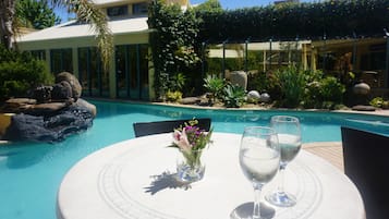 Una piscina al aire libre, tumbonas