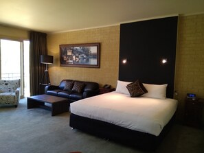 In-room safe, desk, soundproofing, iron/ironing board - Madison Spa Motel - Adults Only (Moama)