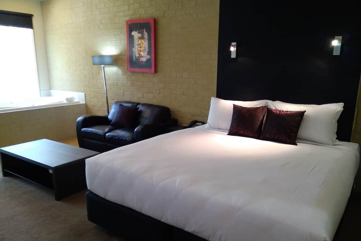 Deluxe King Room with Spa | In-room safe, desk, soundproofing, iron/ironing board