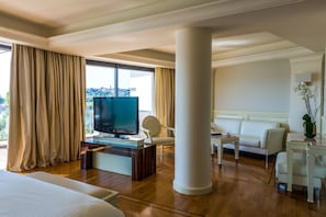 Suite luxueuse, terrasse, vue sur la mer | 1 chambre, minibar, coffre-fort, systĂšme dâinsonorisation